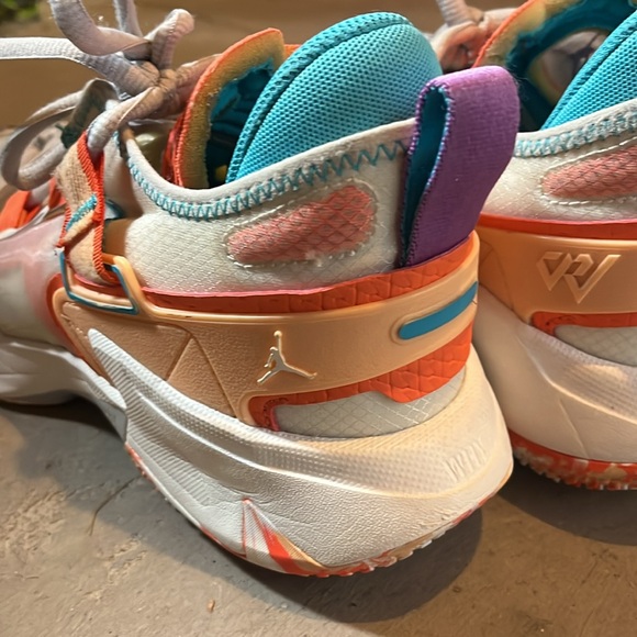 Jordans WHY NOT .5 basketball shoes excellent condition 9.5 - Picture 2 of 7